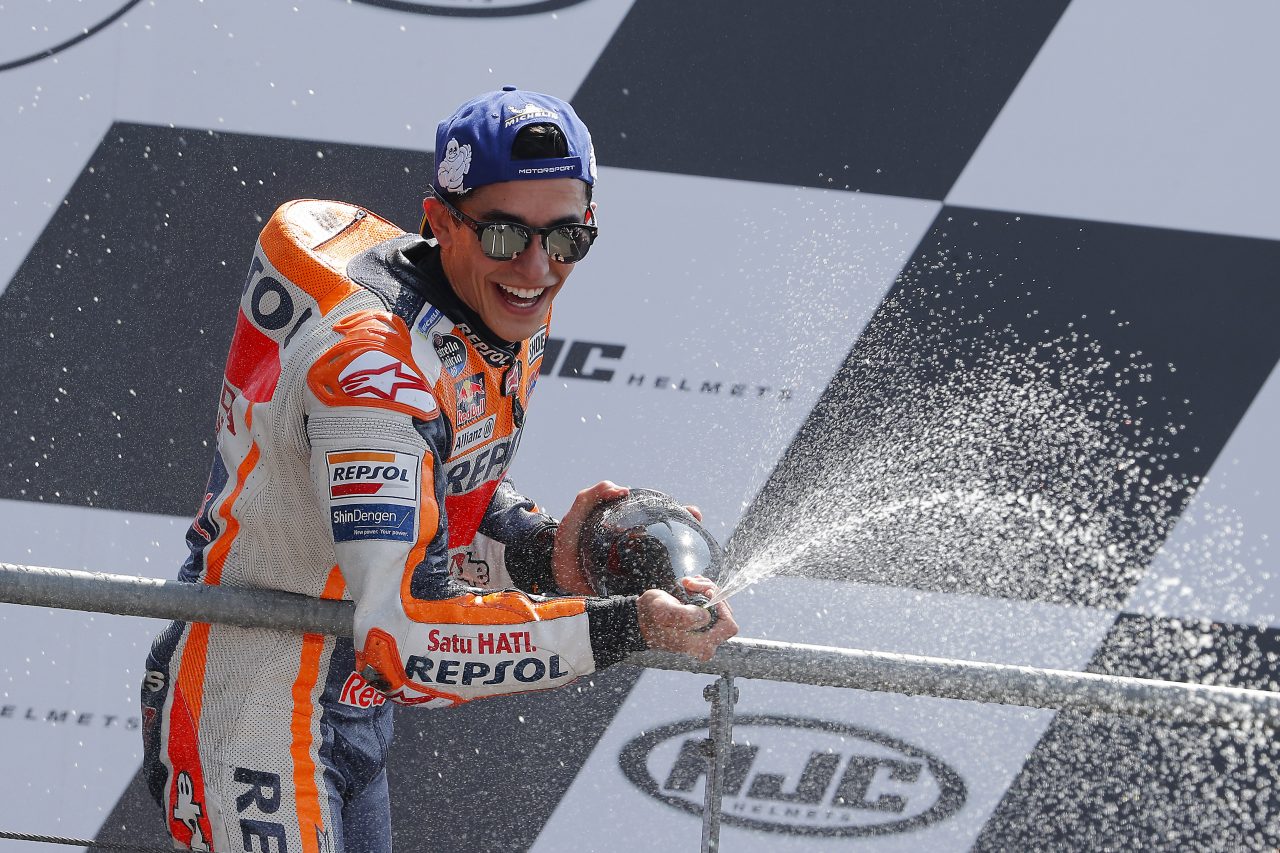 Sourire et champagne pour Marc Marquez (Photo Honda pro Racing)