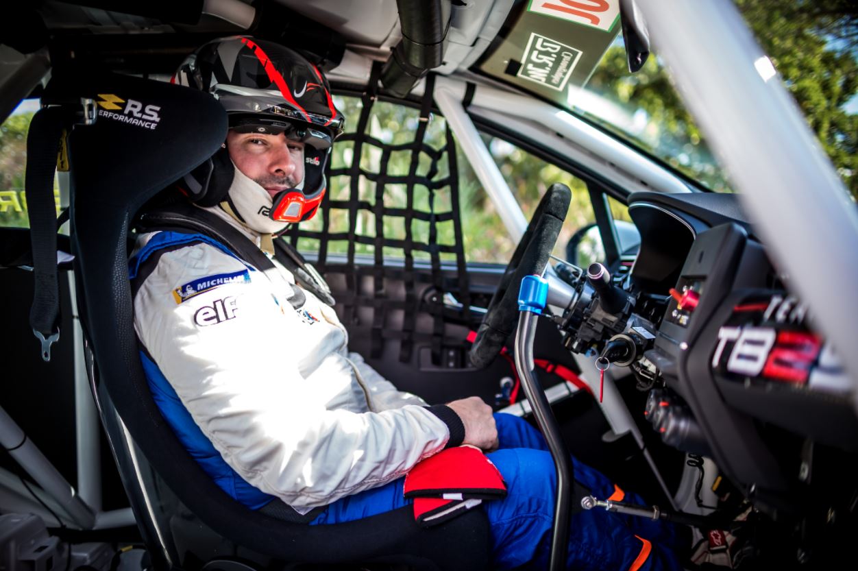 Du micro au volant, Julien Febreau a pu tester toutes les performances de la Clio Cup (Photo T.Fenêtre DPPI) Du micro au volant, Julien Febreau a pu tester toutes les performances de la Clio Cup (Photo T.Fenêtre DPPI)