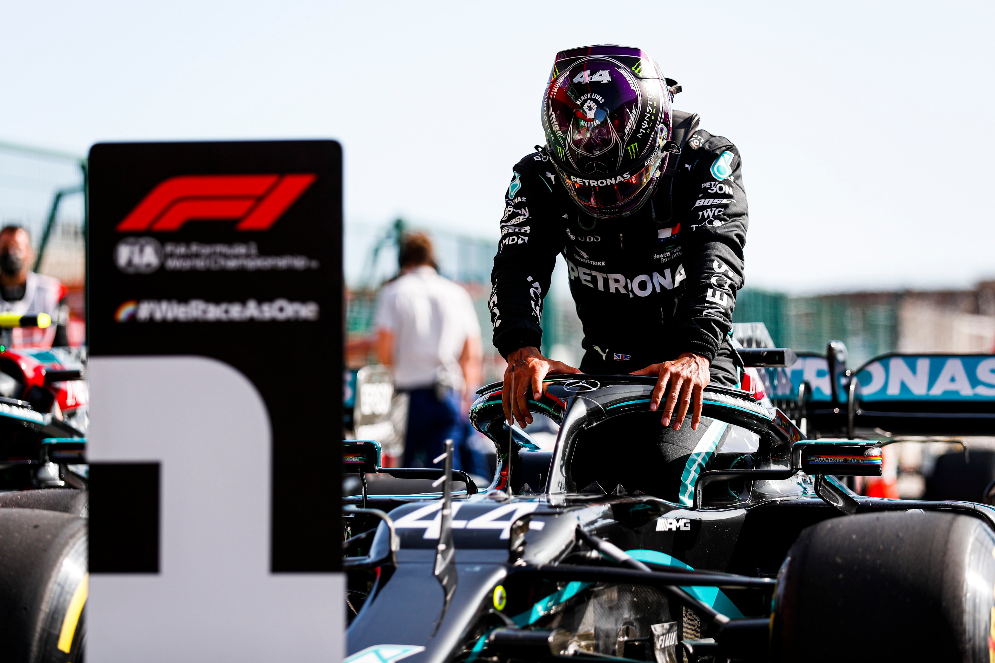 Lewis Hamilton explose les records – © AMG Mercedes