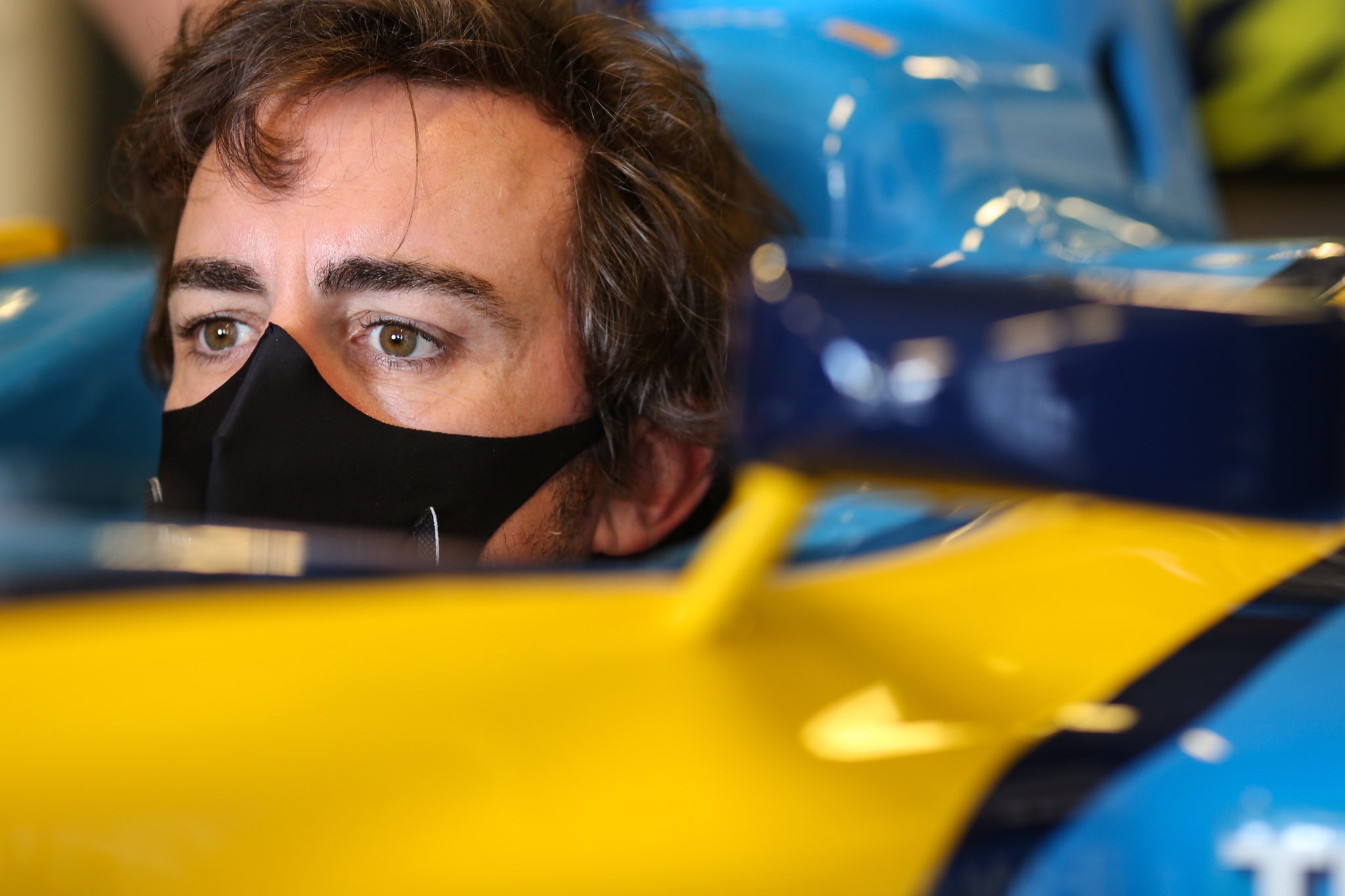 Fernando Alonso lors d’une démonstration de la R25 – © Renault F1 Team