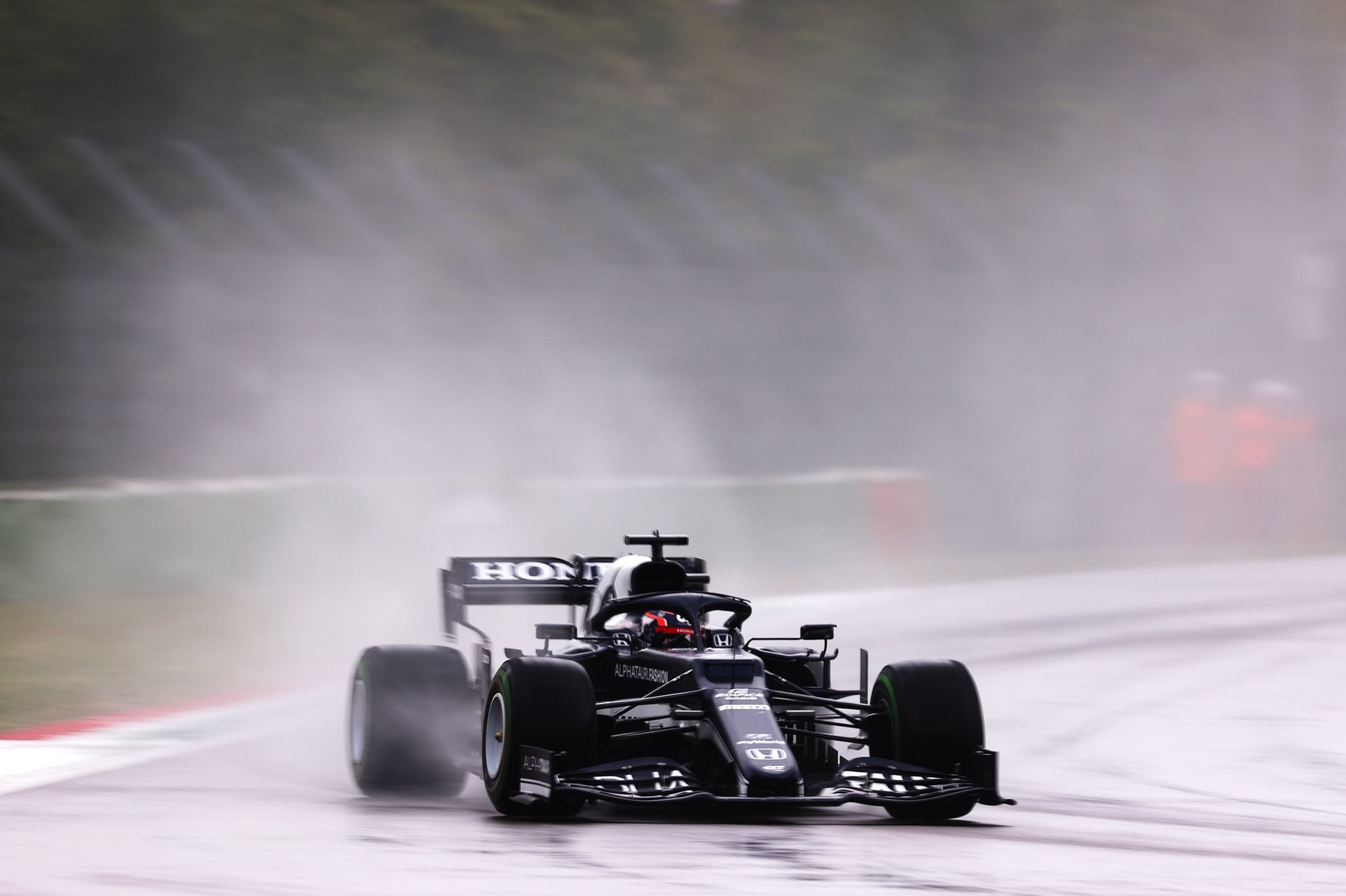 Un début de course marqué par la pluie © AlphaTauri