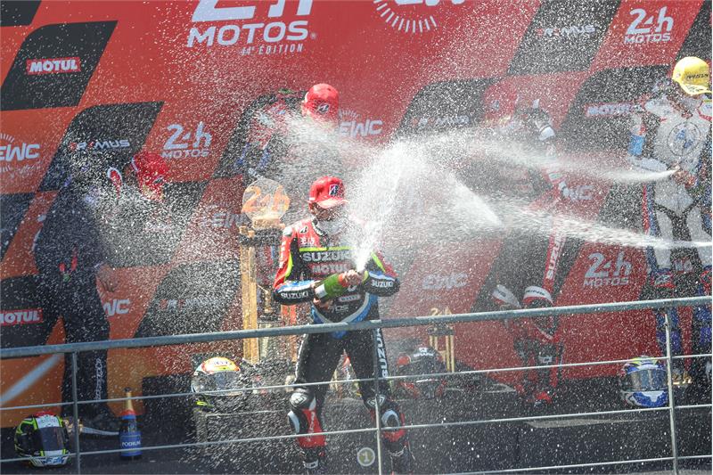 Les célébrations de la victoire ( Photo www.suzuki-racing.com)