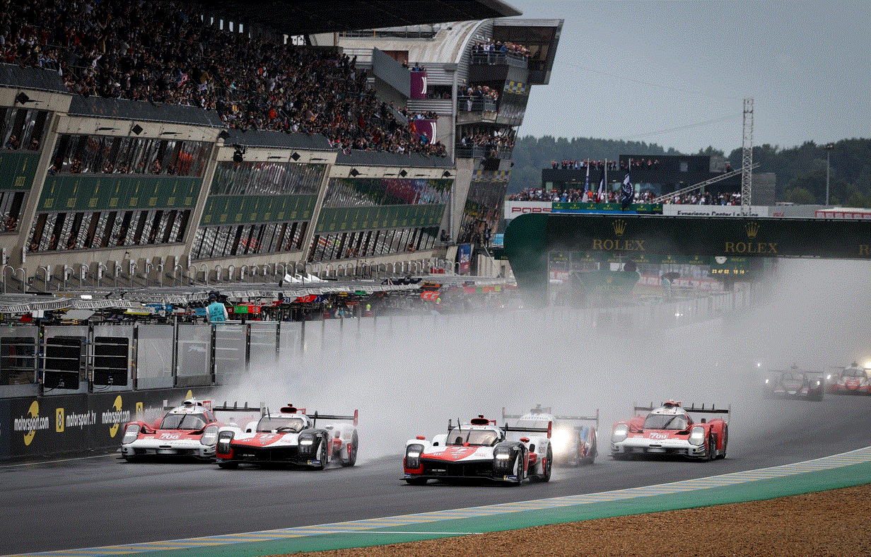 Le départ sous la pluie fut mouvementé pour Toyota Le départ sous la pluie fut mouvementé pour Toyota