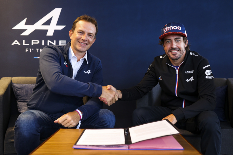 Laurent Rossi et Fernando Alonso signant la prolongation © Alpine F1 Laurent Rossi et Fernando Alonso signant la prolongation © Alpine F1
