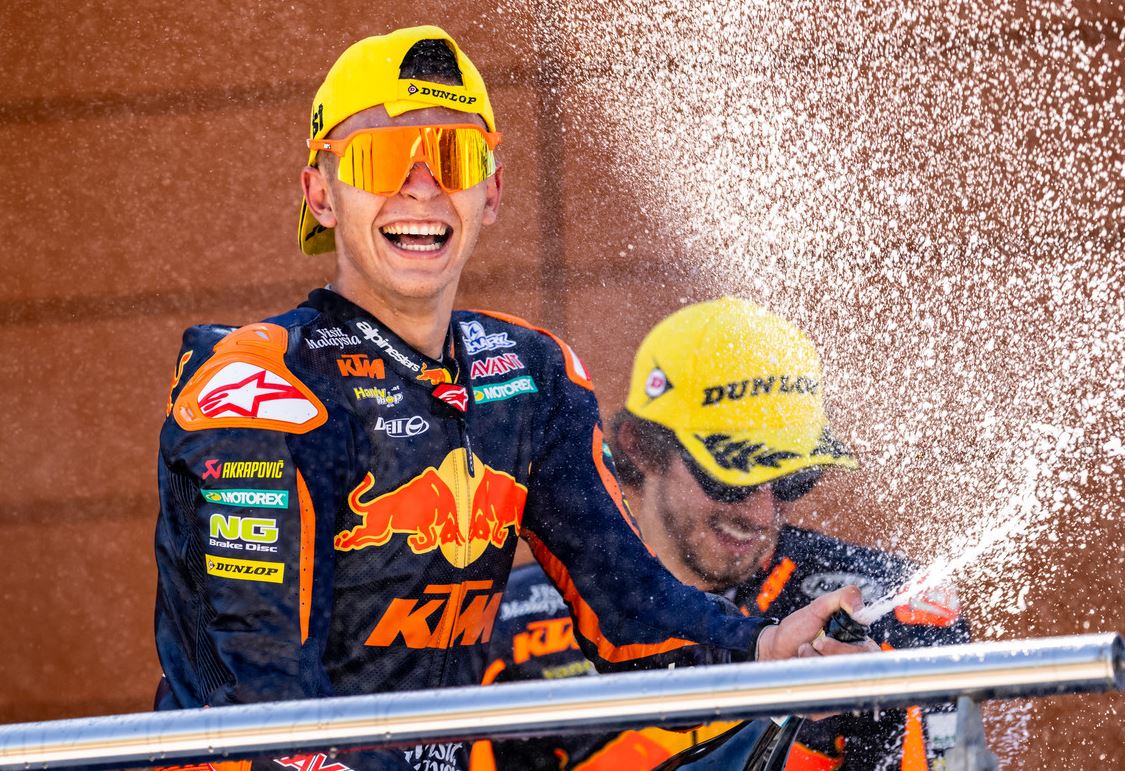 Tout Schuss sur le podium (Rob Gray Polarity Photo) Tout Schuss sur le podium (Rob Gray Polarity Photo)