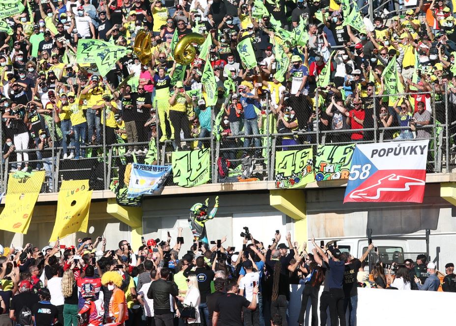 Jusqu'au bout Valentino Rossi sera resté célébré par le public Jusqu'au bout Valentino Rossi sera resté célébré par le public