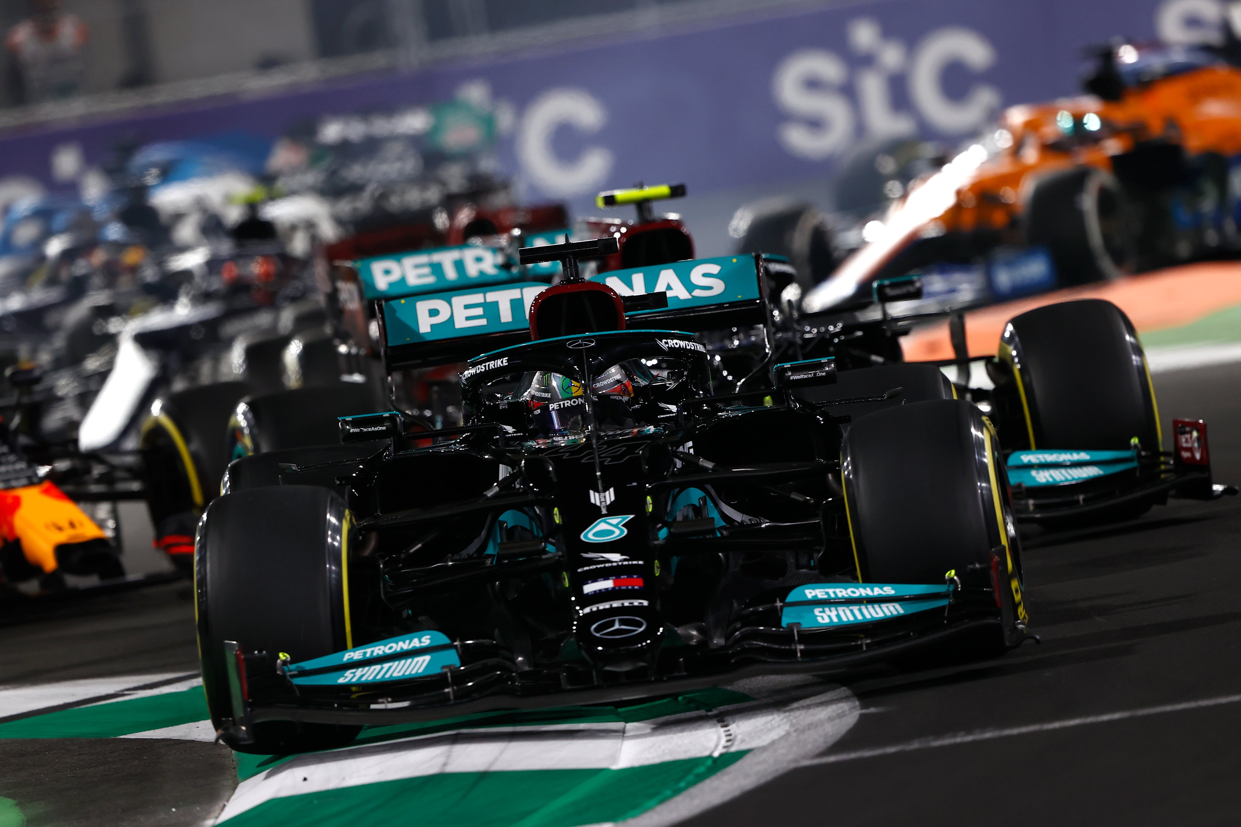 Hamilton sort vainqueur du chaos © Mercedes F1