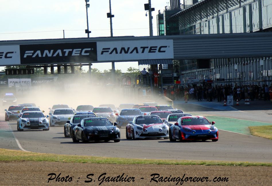 Simon Tirman domine la meute dans la course 1 Simon Tirman domine la meute dans la course 1