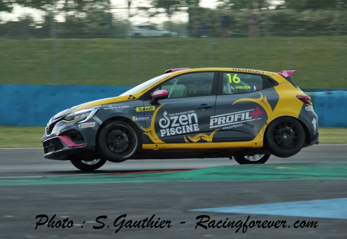 Lionel Viguier bondit vers le podium en Clio Cup