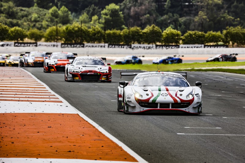 Une Ferrari en tête (Photo P.hecq SRO)