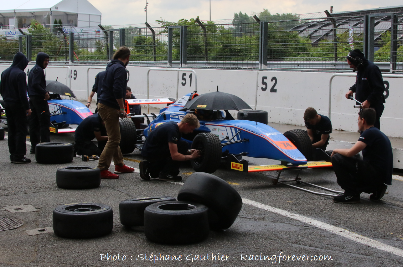 Dans les stands on s'active à mettre les pneus pour la pluie