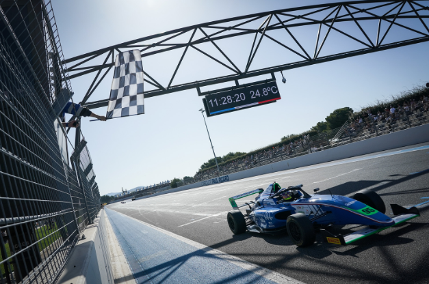 Giltaire champion au dernier  drapeau à damier de la saison  (Photo KSP) Giltaire champion au dernier  drapeau à damier de la saison  (Photo KSP)