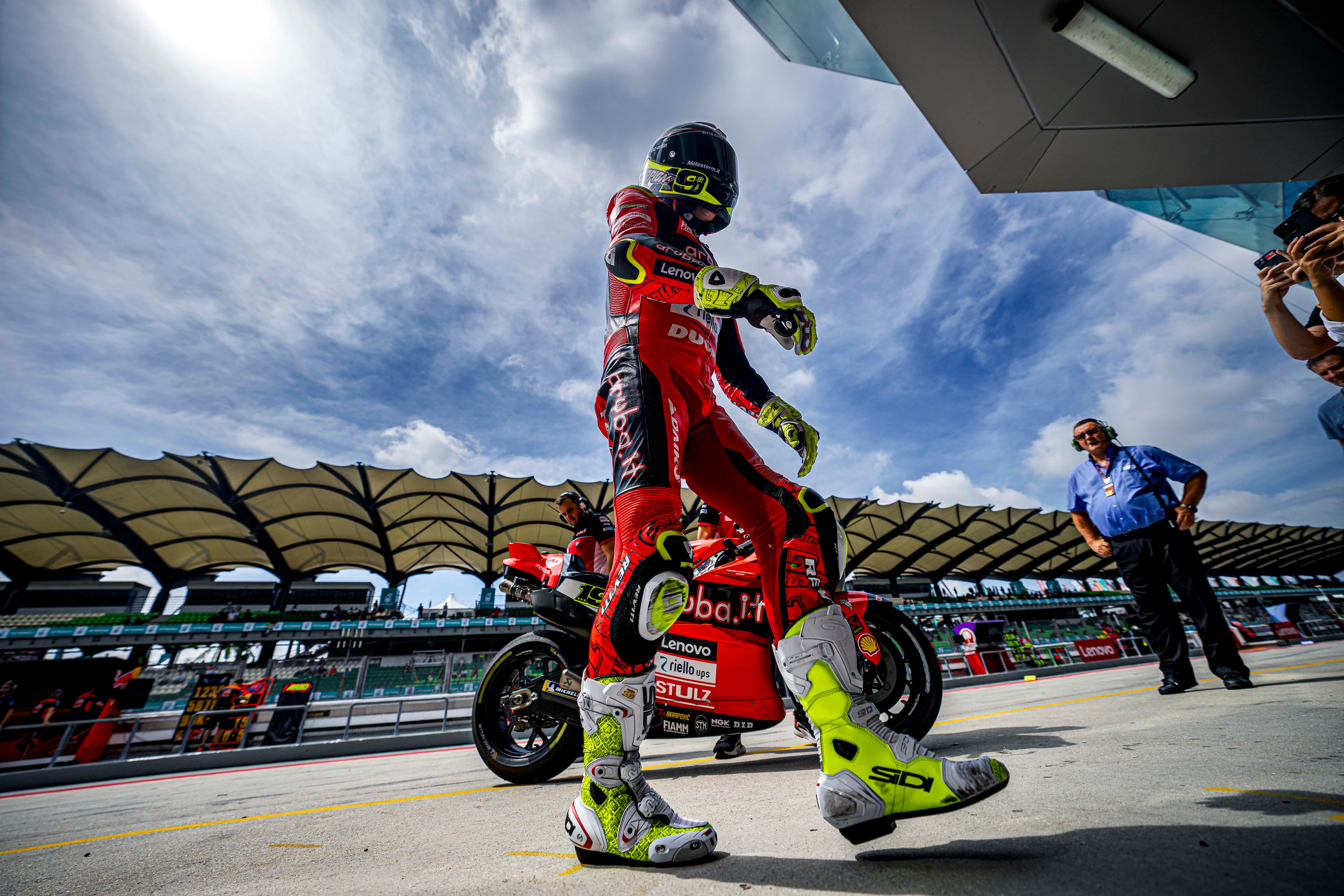 Le champion Superbike est venu faire une pige en MotoGp