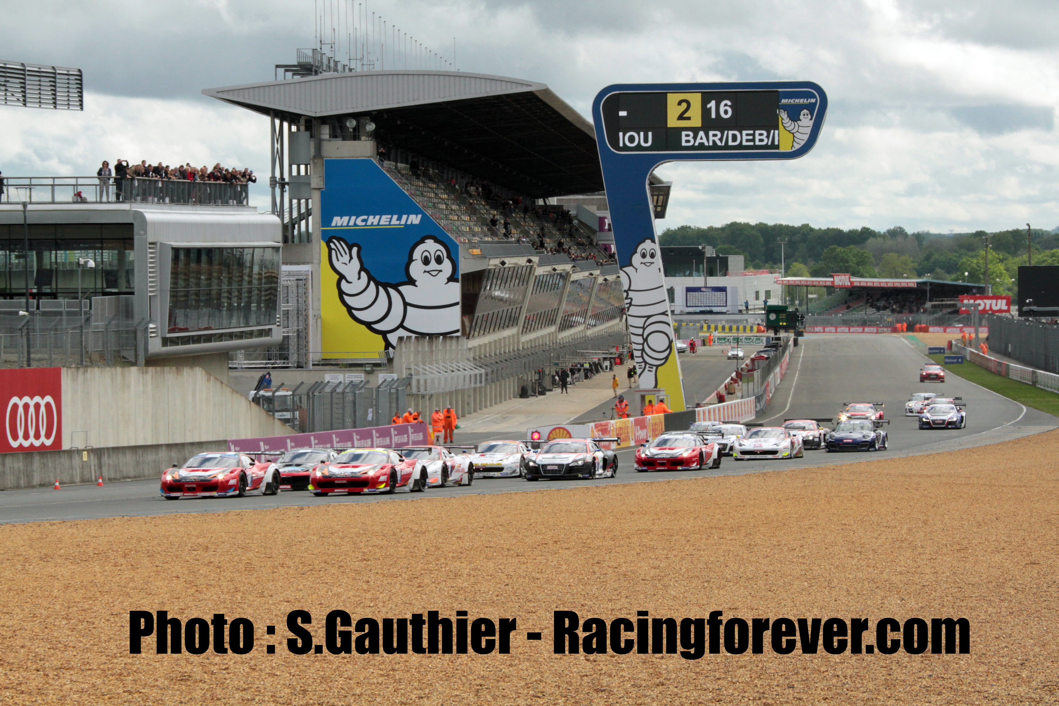 Le départ de la course 3 était sur le sec Le départ de la course 3 était sur le sec