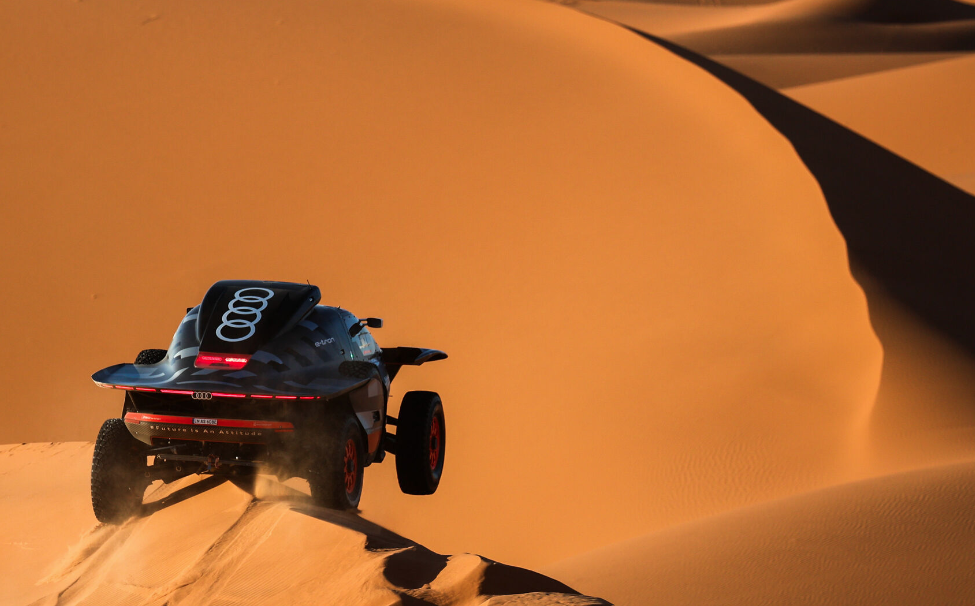 L'Audi RS Q e-tron remporte le rallye le plus difficile dans le désert grâce à un système de transmission innovant