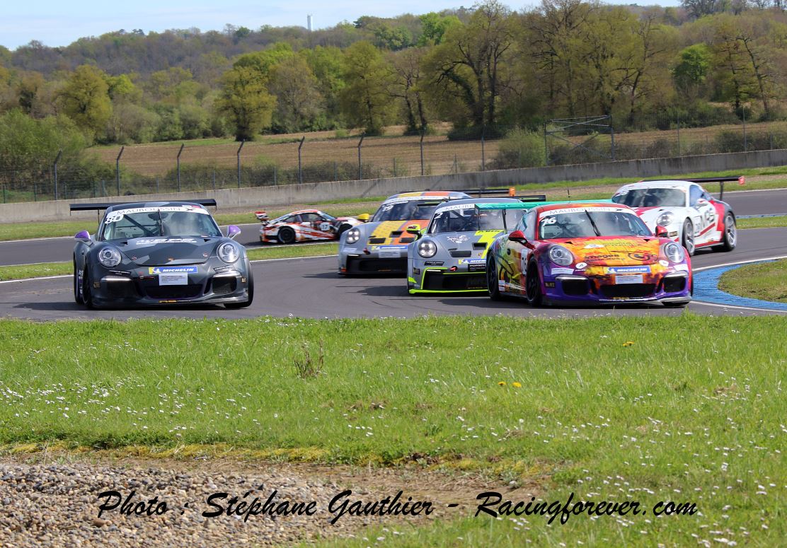 Il faut faire sa place sur le circuit de Nogaro Il faut faire sa place sur le circuit de Nogaro