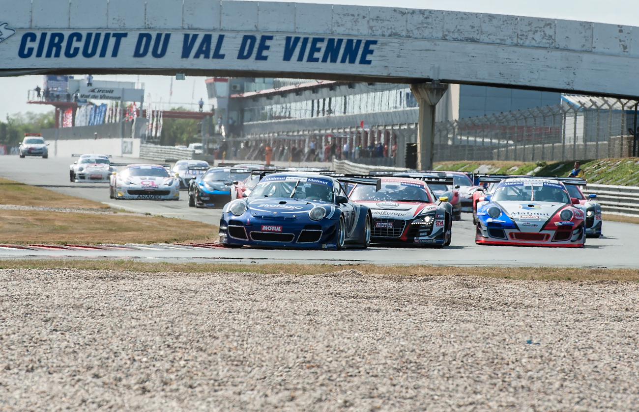 Le départ de la course 1 avec la Porsche Stratégic en tête (Photo A.Camblor)