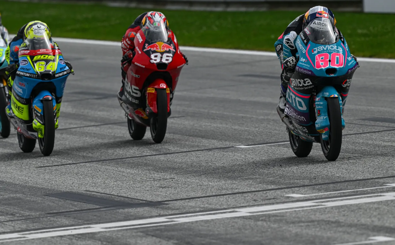 Une arrivée très serrée pour la deuxième place © www.motogp.com Une arrivée très serrée pour la deuxième place © www.motogp.com