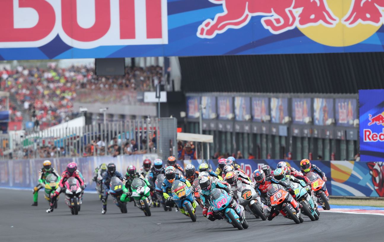 Le départ d'une nouvelle course Moto3 épique (Gold&Goose Red Bull Content pool) Le départ d'une nouvelle course Moto3 épique (Gold&Goose Red Bull Content pool)