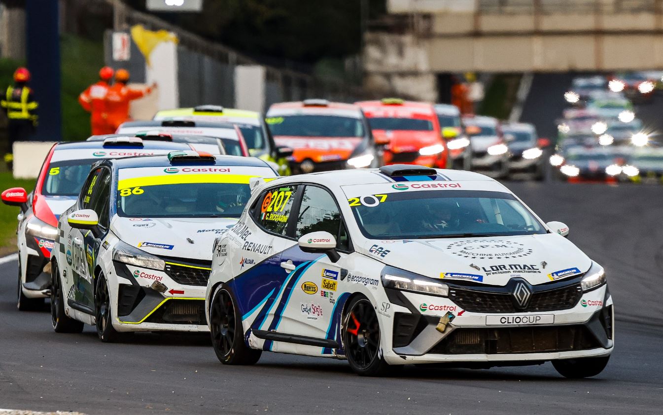La Clio Cup offre de grandes bagarres en piste (Photo DPPI) La Clio Cup offre de grandes bagarres en piste (Photo DPPI)