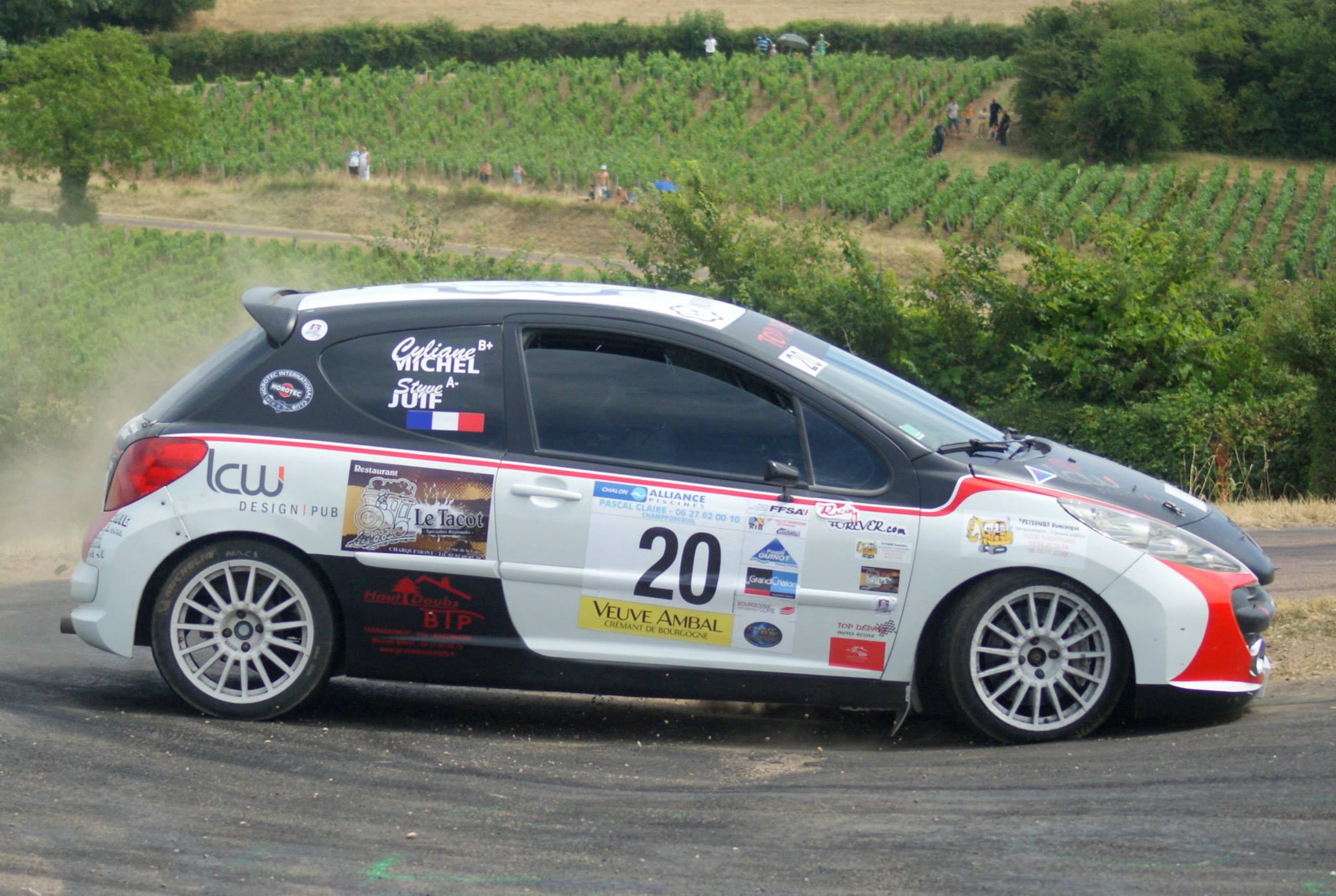 Styve au volant de la Peugeot 207 Styve au volant de la Peugeot 207