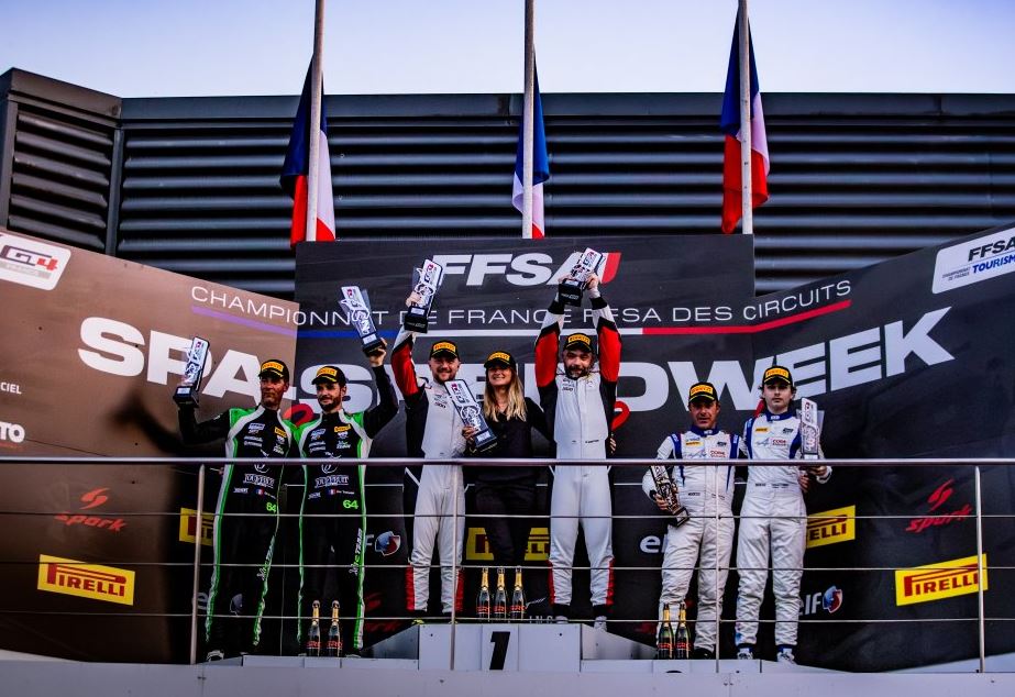 Podium festif pour les vainqueurs principaux (Photo Twenty One Creation)