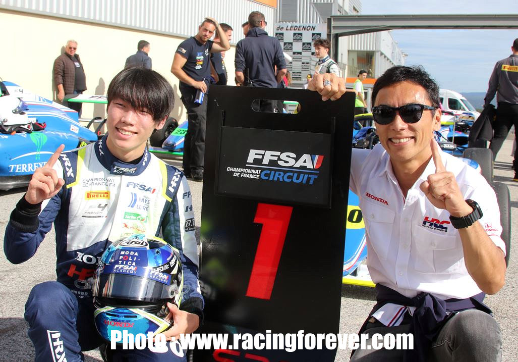 Satisfaction de la victoire pour le père et le fils Sato Satisfaction de la victoire pour le père et le fils Sato