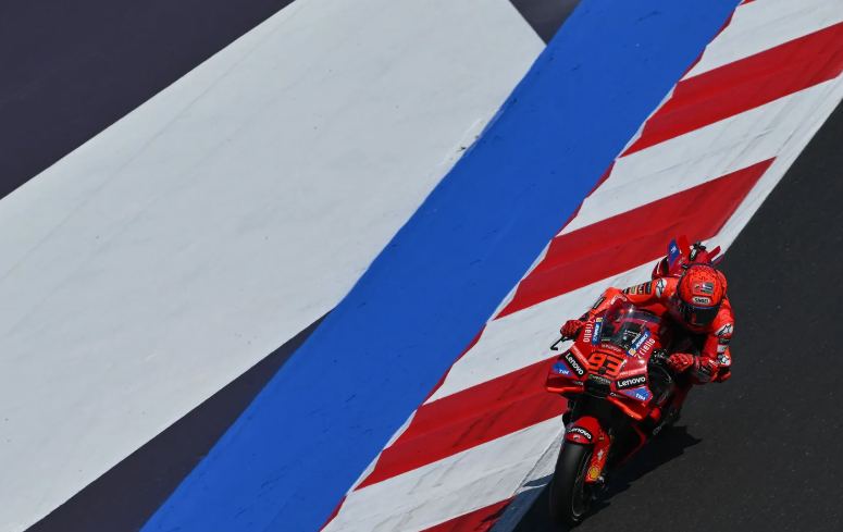 Qui peut l’arrêter ? © www.motogp.com Qui peut l’arrêter ? © www.motogp.com