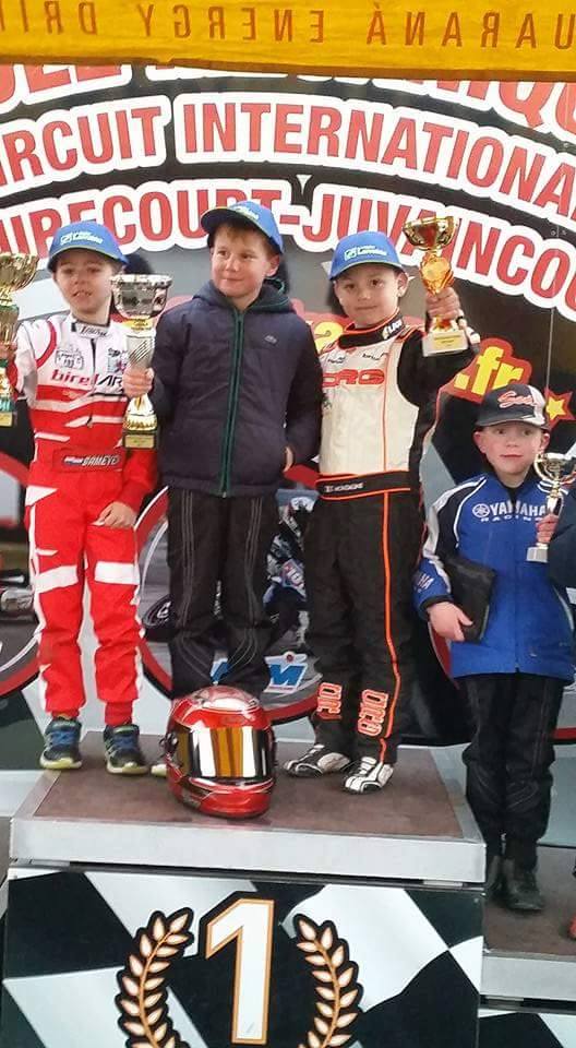 Première coupe dans la main (Tom est en combinaison CRG) Première coupe dans la main (Tom est en combinaison CRG)