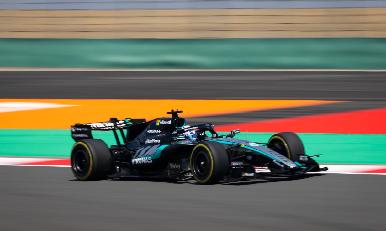 Russell devant, mais Ferrari dans la bataille © AMG Mercedes F1