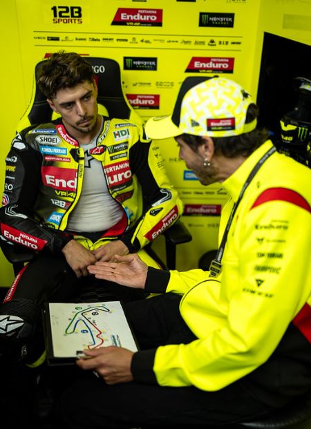 Rossi au plus près de ses pilotes (photo VR46)