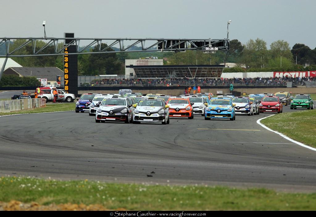 19_Clio_Nogaro_D64